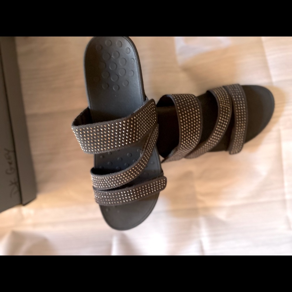 Great comfortable sandal with a touch of class